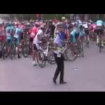 صيني يوقف واحد من أهم مسابقات الدراجات بالصين بالخطأ