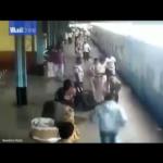 إنقاذ سيدة من الموت دهسًا تحت عجلات القطار .. شاهد الفيديو