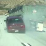 سائق شاحنة يجر سيارة معه دون أن يشعر .. فيديو