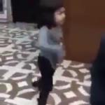 كيف تتصرف الطفلة الغيورة على ابيها .. شاهد رد فعلها في هذا الفيديو