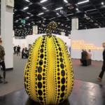 يحاول التقاط صورة سيلفي .. فينتهي الأمر بتدمير محتويات المتحف