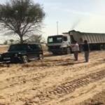 بالفيديو .. ولي عهد دبي يخرج شاحنة من ورطة