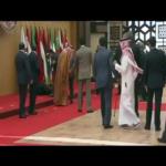 ميشال عون يتعثر عند التقاط الصورة الجماعية في القمة العربية