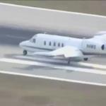 بالفيديو .. الهبوط اضطراريًا بعد فقد عجلة الطائرة