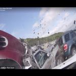 أبطال على أحد الطرق بأمريكا .. شاهدهم وهم ينقذون سيدة من سيارة محترقة