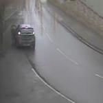 سرق سيارة .. ليفاجأ بوجود طفل داخلها .. شاهد ماذا فعل