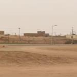 شاهد تهور سائق يقفز فوق تلة بالسيارة