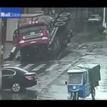 هبوط أرضي يقسم شاحنة نصفين