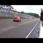 صاحب أحدث سيارة لفيراري يستعرض إمكانياتها بحرق إطاراتها