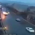 شاهد سقوط عمود إنارة على سيارة في الشارع