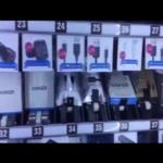 شاهد .. شباب سعودي يبيعون مستلزمات الجوال بطريقة مبتكرة