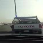 فيديو طريف .. شاهد كيف تفادى هذا الرجل زحام الطريق