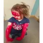 شاهد هذه الطفلة التي أرادت أن تشبه بطلها المفضل الرجل العنكبوت .. فماذا فعلت