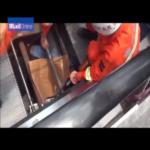 بالفيديو .. إنقاذ رجل من موت محقق