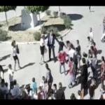 يصفع معلمة على وجهها أمام الطلبة .. شاهد السبب
