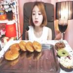 مقدمة برامج تتناول العشاء مع المشاهدين عبر الإنترنت