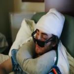 فيديو مؤثر .. يشهد ولادة طفله وهو يحارب السرطان