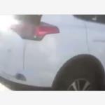 شاهد أغرب شجار بالسيارات بين سيدتين في موقف للسيارات