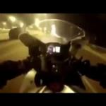 يصوّر حادثته على دراجته النارية بنفسه