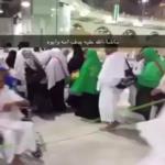 شاهد كيف تمكن هذا الشاب من دفع والديه الاثنين أثناء الطواف في نفس الوقت