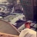 شاهد بالفيديو .. تهور أحد الشباب بالسير على حافة برج
