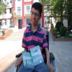 شاب مصاب بالشلل الدماغي .. يكتب كتابًا عن نفسه بواسطة أنفه