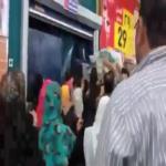 شاهد شجار عنيف بأحد المراكز التجارية الكبيرة والسبب