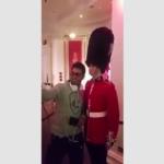 شاهد رد فعل حارس قصر باكنغهام الذي أفزع السائح السعودي