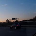 تقود السيارة بثلاث عجلات فقط .. فيديو