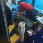 حاولوا إنقاذ مسافر .. فكسروا ساق آخر .. شاهد ما حدث على متن هذه الطائرة