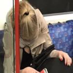 لماذا انتشرت هذه الصورة للسيدة النائمة في المترو
