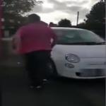 هكذا كان رد فعله عندما أوقفت سيارتها بالقرب من منزله .. فيديو