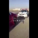 شاهد بالفيديو.. شاب يفحط بسيارته لاستفزاز رجال المرور