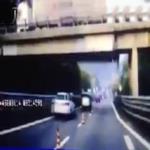 انهيار كوبري في إيطاليا بسبب مرور شاحنة ضخمة عليها .. فيديو