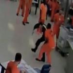 يحاول قتل الحارس بمنشفة السجن ... شاهد رد فعل باقي السجناء