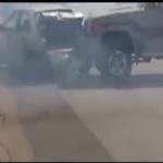 بالفيديو .. طعن عامل في معرض للسيارات أثناء سرقة سيارة