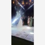 بدلًا من أن ترمي باقة الورود .. تحضر مع حبيب صديقتها مفاجأة لها