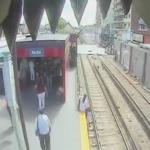 تسقط طفلها من على رصيف القطار كي تتهرب من دفع تذكرة القطار .. فيديو