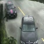 خطأ بسيط كلفه سيارته .. فيديو