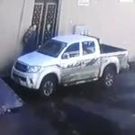 يضرم النار في سيارة .. ولكنه يحصل على جزائه في الحال .. فيديو