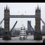 وصول يخت تايكون الروسي إلى نهر التايمز يحبس الأنفاس