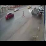 بالفيديو.. حادث تصادم مأساوي يطيح برجل من على دراجته