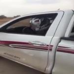 شاهد الفيديو وحاول خل اللغز .. لماذا يقوم الشاب بفعل ذلك