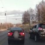 إطلاق نار من راكبي سيارة دفع رباعي على أم وطفليها .. فيديو