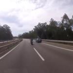 ينجو من الموت بفضل سيارة تسير أمامه .. فيديو