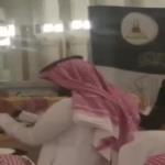 بالفيديو .. الشيخ السديس يقبل رأس طالب