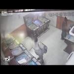 فيديو مرعب .. قطع يدها بمنجل بعد شجارها معه