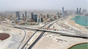 الأشغال الانتهاء من تركيب 378 قطعة خرسانية متبقية من جسر المنامة الشمالي بحلول ديسمبر