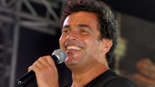 عمرو دياب يُغنّي من كلمات أحد معجبيه