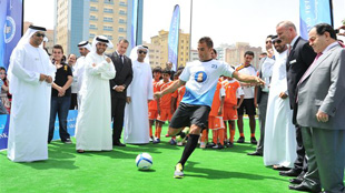 فابيو كنافارو قائد منتخب إيطاليا الفائز بكأس العالم في 2006 يحضر افتتاح فرع البنك العربي المتحد بالعاصمة ابوظبي